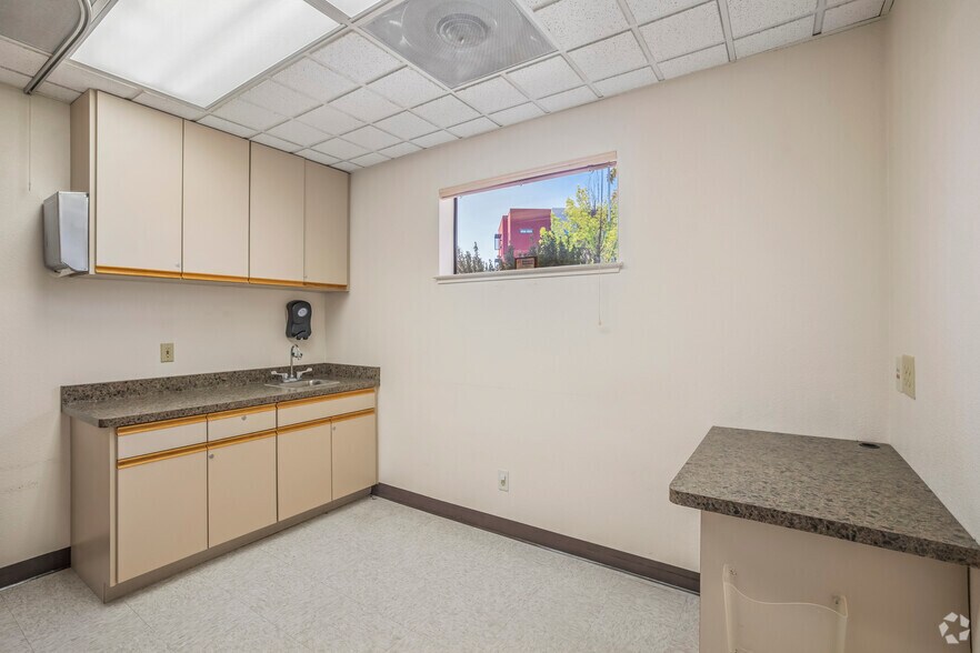 More Photos Of 3111 Professional Dr, Auburn Medical For Sale