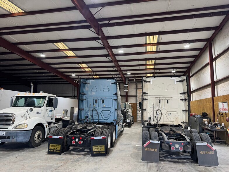 More Photos Of 100 Industrial Park Rd, Forsyth Warehouse For Lease