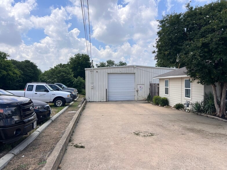 More Photos Of 1608 Tantor Rd, Dallas Distribution For Sale