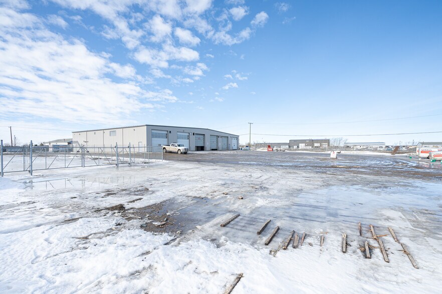 More Photos Of 4807 40 Av, Lloydminster Warehouse For Lease