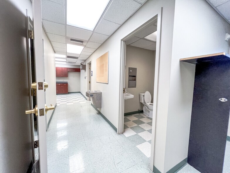 More Photos Of 3060 Industry Dr, Lancaster Specialty For Lease