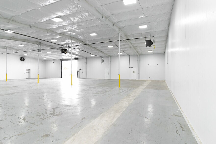 More Photos Of 2734 Burbank St, Dallas Warehouse For Lease