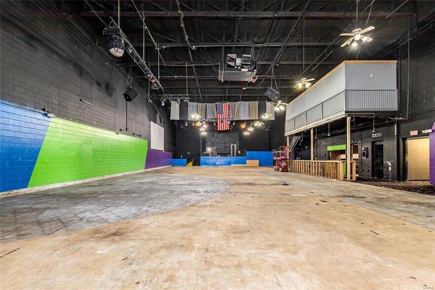 More Photos Of 512 Old Route 66, Saint Robert Showroom For Sale