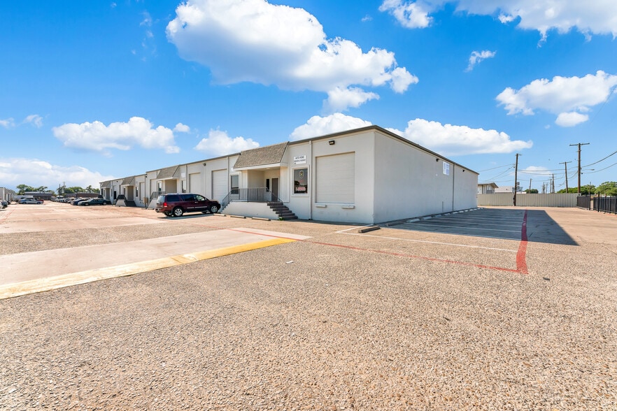 More Photos Of 11005 Indian Trl, Dallas Unknown For Lease