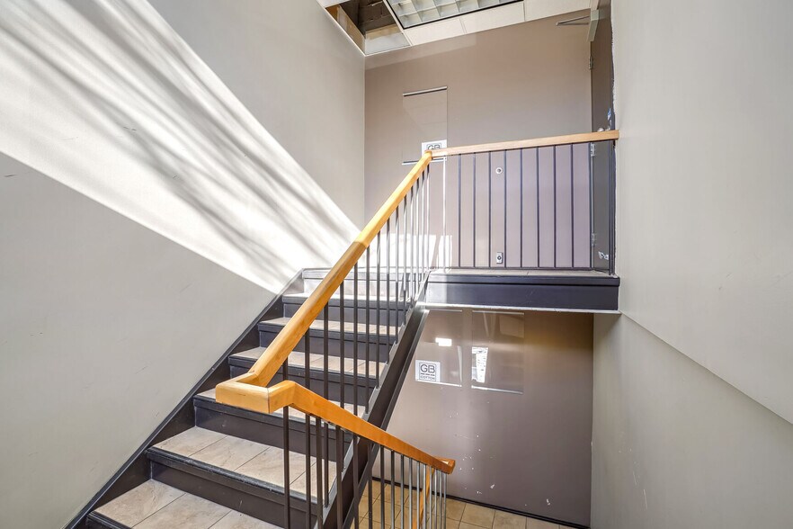 More Photos Of 8127 Boul Saint-Michel, Montréal Office For Lease