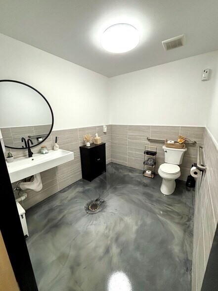 More Photos Of 2100 Double Creek Dr, Round Rock Showroom For Sale