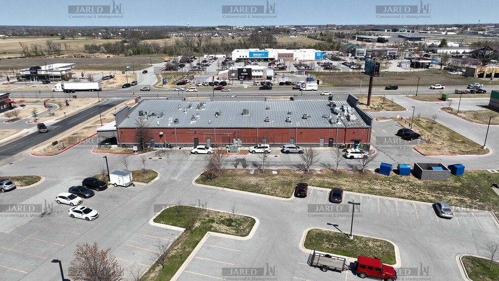 More Photos Of 1001 SW Regional Airport Blvd, Bentonville Freestanding For Lease