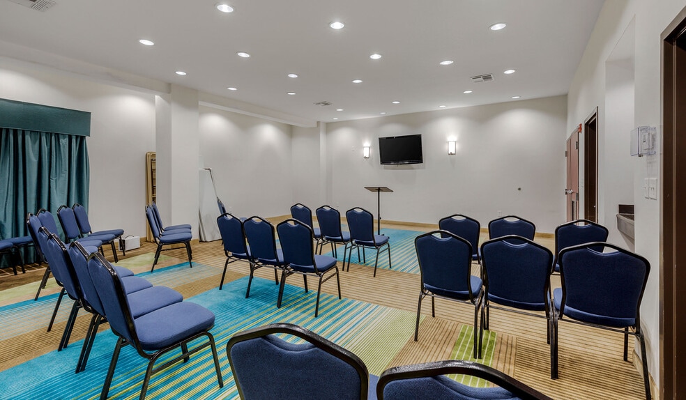 More Photos Of 810 Interstate 35 N, Waco Hotel For Sale