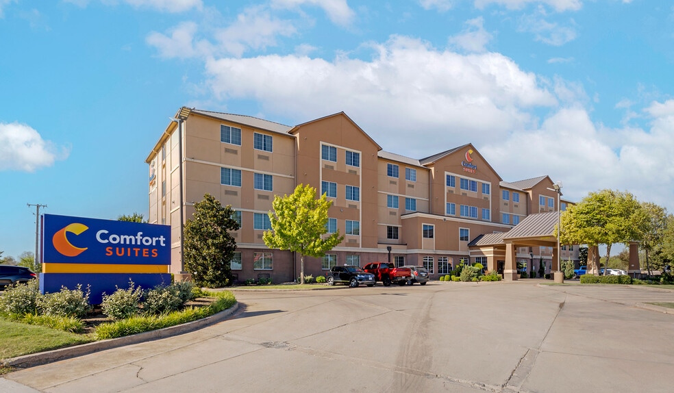 Primary Photo Of 810 Interstate 35 N, Waco Hotel For Sale