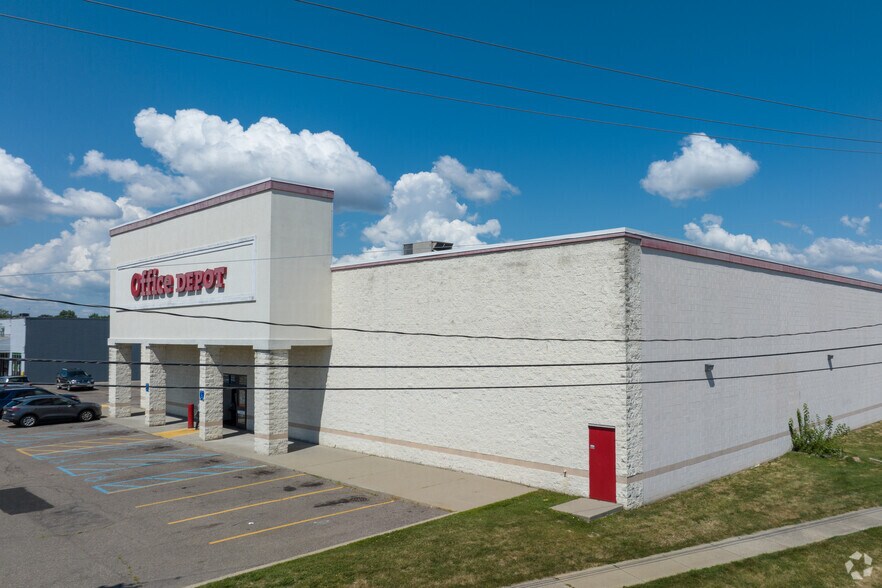 More Photos Of 19001 E Nine Mile, Eastpointe Freestanding For Lease