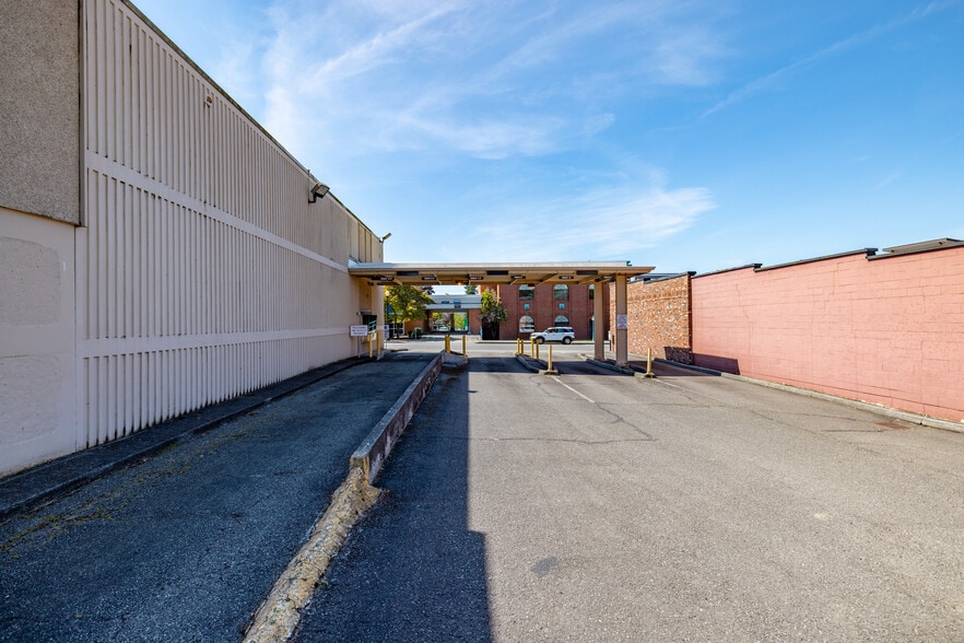 More Photos Of 501 N Olympic Ave, Arlington Bank For Lease