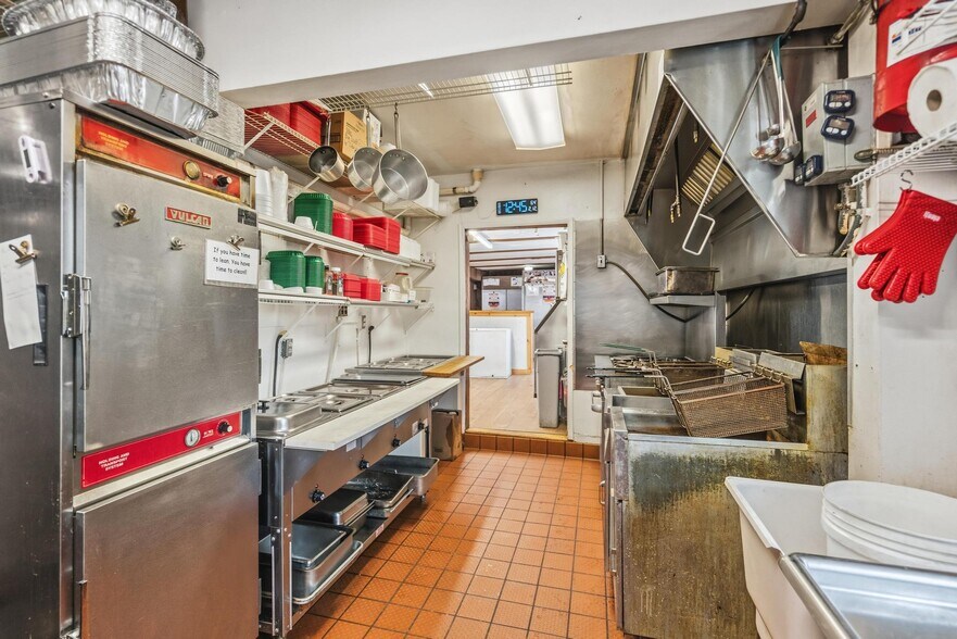 More Photos Of 115 E 9th St, Newport Restaurant For Sale