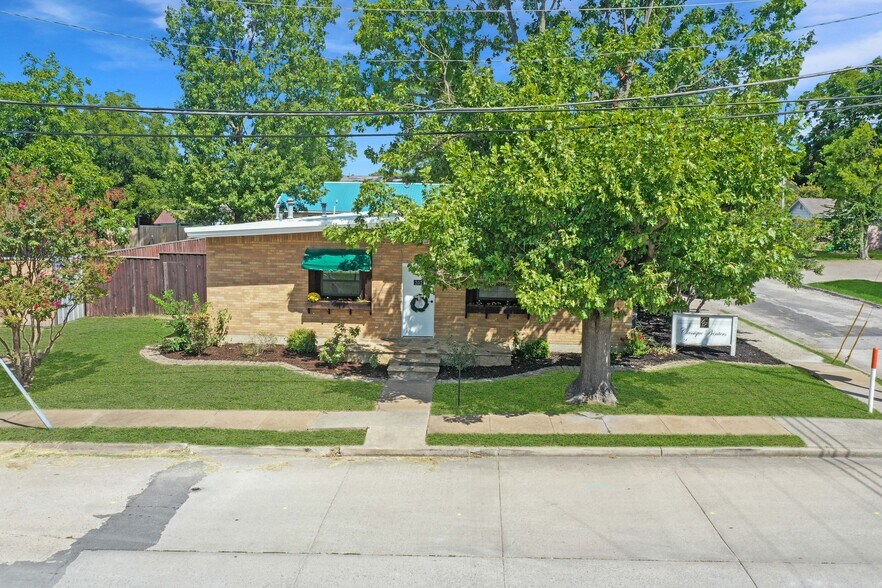 More Photos Of 202 Maple St, Farmersville Showroom For Sale