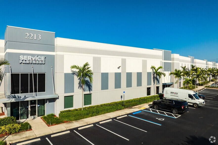 More Photos Of 2213 Vista Pky N, West Palm Beach Warehouse For Lease