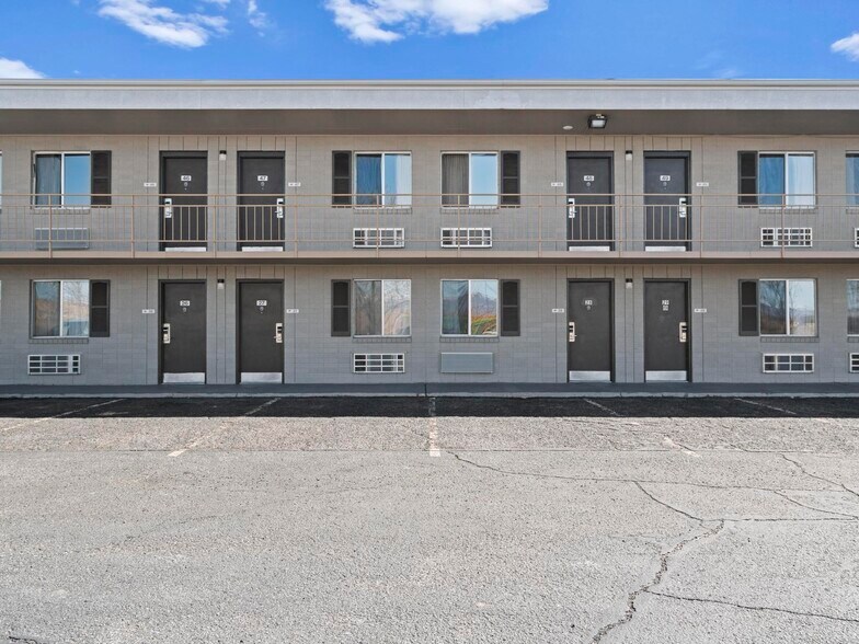 More Photos Of 1225 S State St, Salina Hotel For Sale