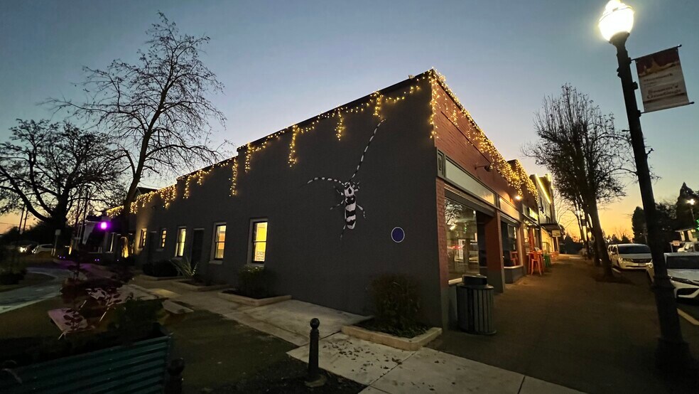More Photos Of 155 Main St W, Monmouth Storefront For Lease