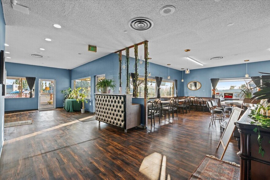 More Photos Of 535 S Columbia River Hwy, Saint Helens General Retail For Lease