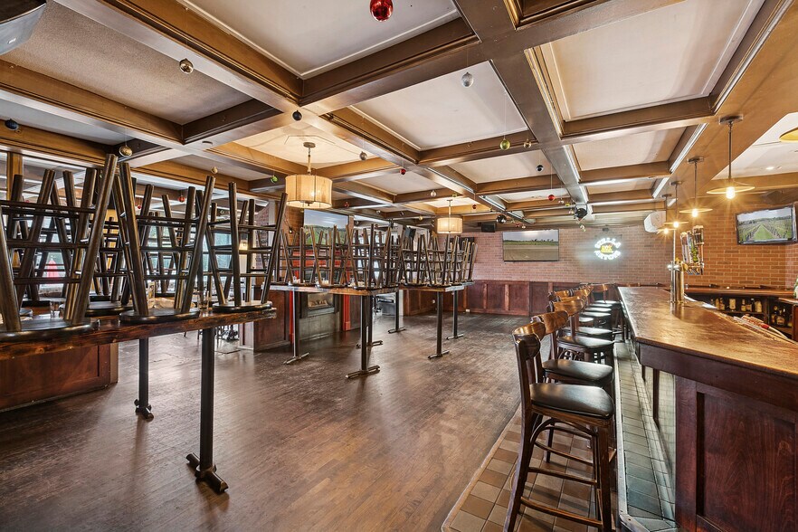 More Photos Of 40-21 Bowden Sq, Southampton Restaurant For Lease