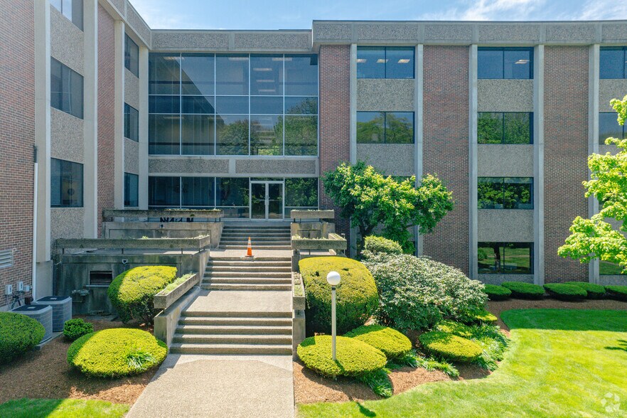 More Photos Of 888 Worcester St, Wellesley Office For Lease