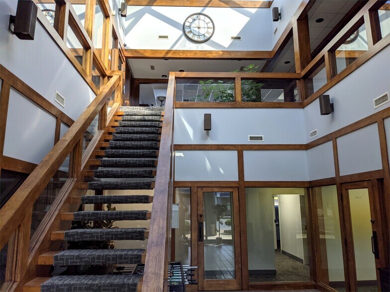 More Photos Of 417-423 N Main St, Evansville Office For Lease