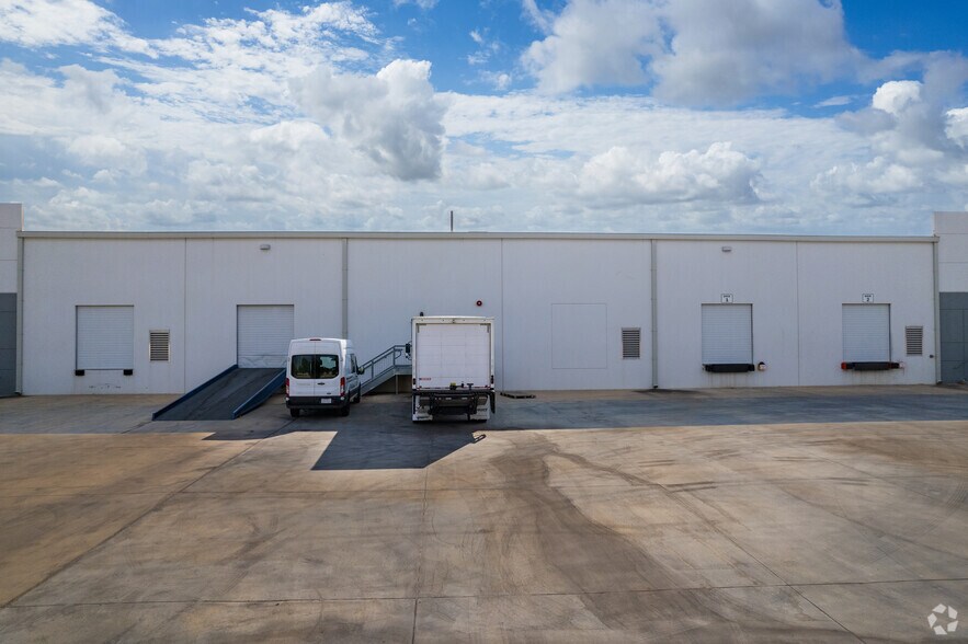 More Photos Of 1617 Scottsdale Dr, Cedar Park Warehouse For Lease