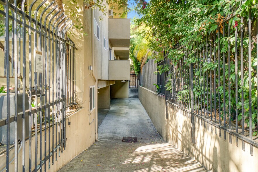 More Photos Of 525 N Sweetzer Ave, Los Angeles Apartments For Sale