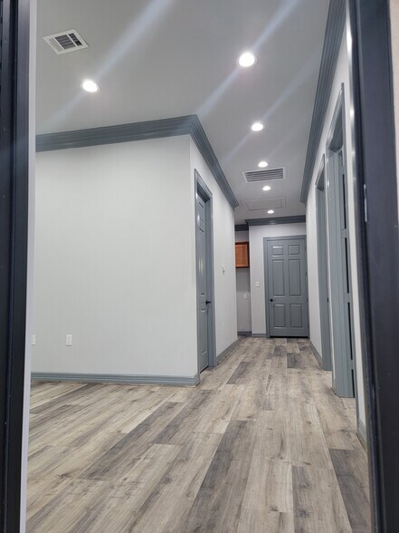 More Photos Of 15018 Lakefair Dr, Richmond Office For Lease