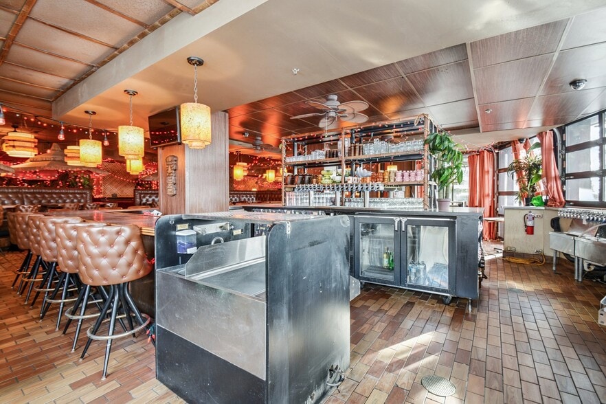 More Photos Of 1900 & 1924 Marshall St NE, Minneapolis Restaurant For Sale