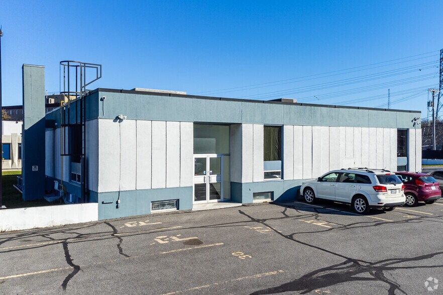 More Photos Of 1745 Woodward Dr, Ottawa Medical For Lease