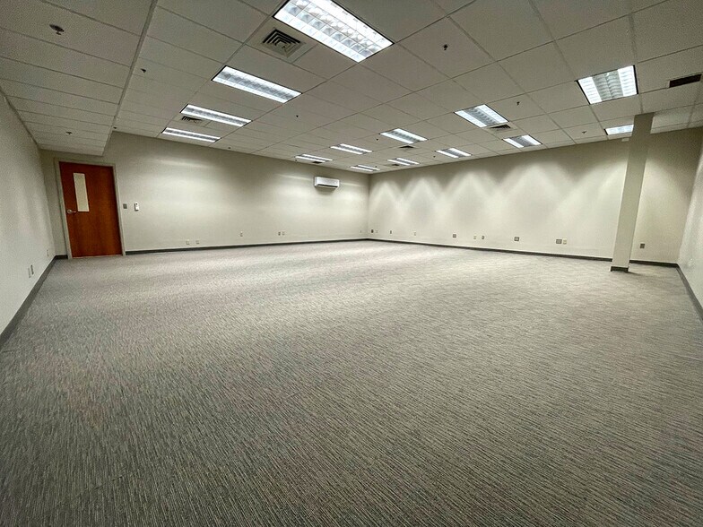 More Photos Of 471 JPL Wick Dr, Harrisburg Manufacturing For Lease