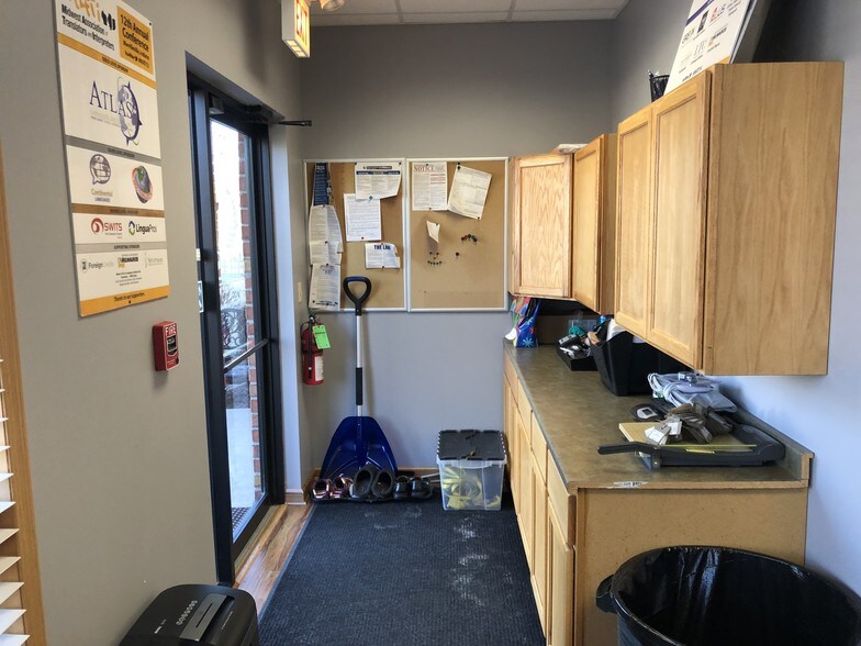 More Photos Of 820 E Terra Cotta Ave, Crystal Lake Office For Sale