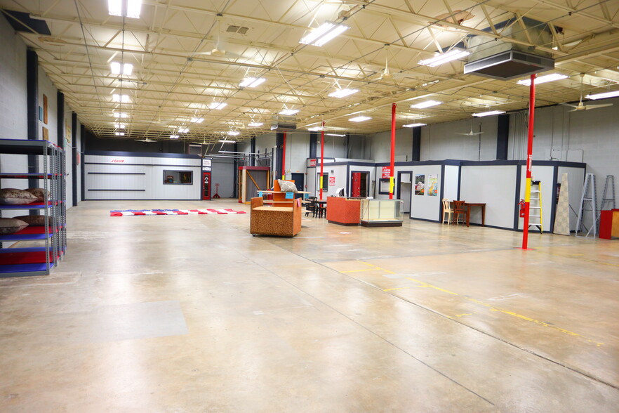 More Photos Of 1120 N Mesquite St, San Antonio Distribution For Lease