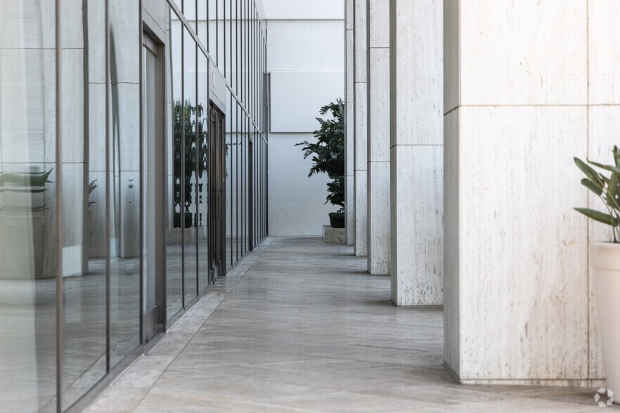 More Photos Of 11111 Santa Monica Blvd, Los Angeles Office For Lease