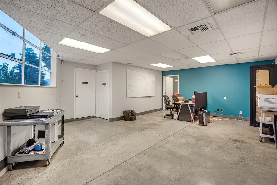 More Photos Of 1023 Chestnut St, Redwood City Research And Development For Sale