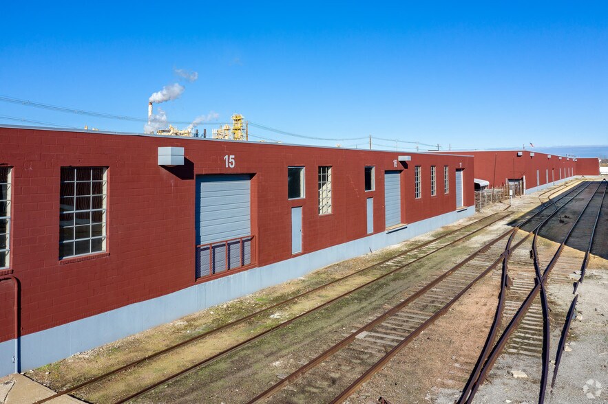 More Photos Of 88-92 Sunshine Rd, Kansas City Distribution For Lease