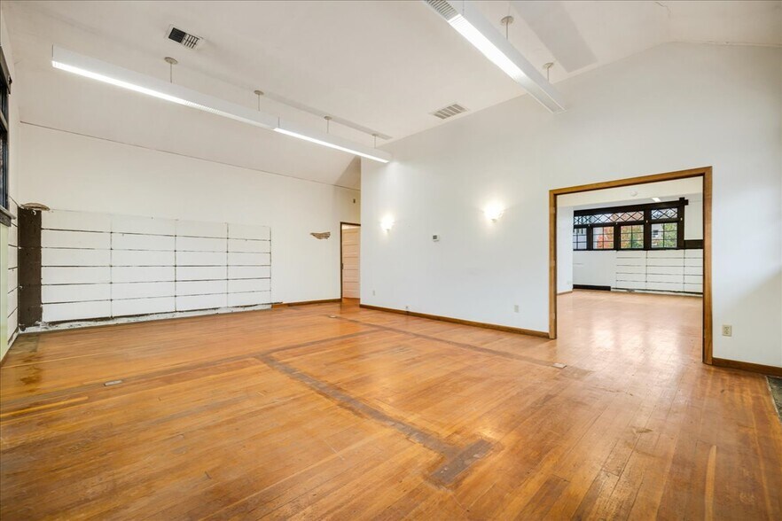 More Photos Of 5827 SE 91st Ave, Portland Medical For Sale