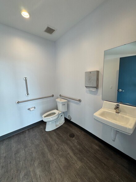 More Photos Of 4950-5020 W Dempster St, Skokie Unknown For Lease