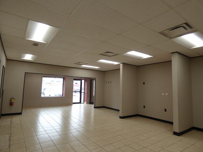 More Photos Of 800-826 S Front St, Mankato Storefront For Lease