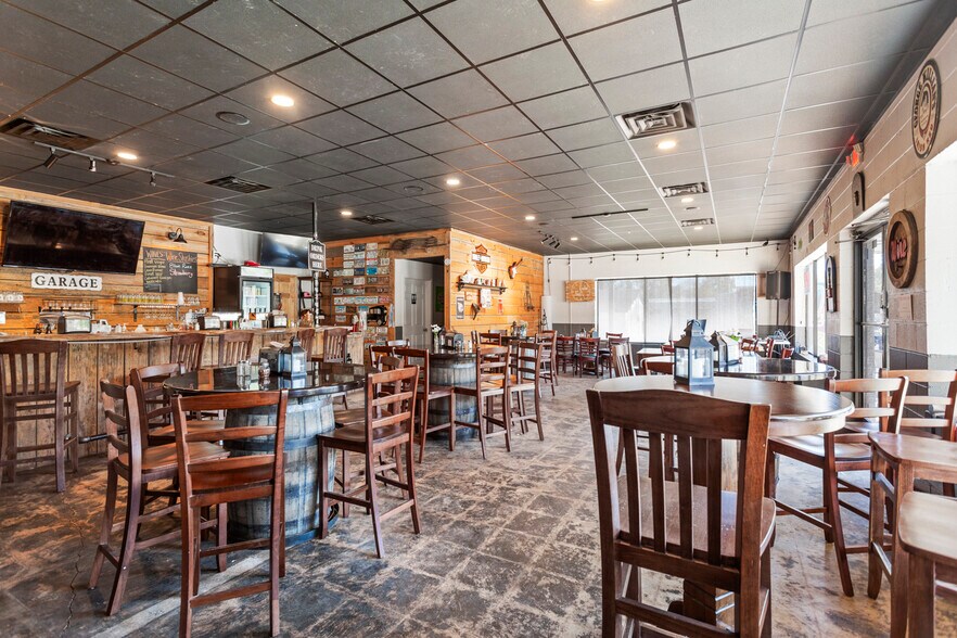 More Photos Of 400 W Main St, Walhalla General Retail For Lease