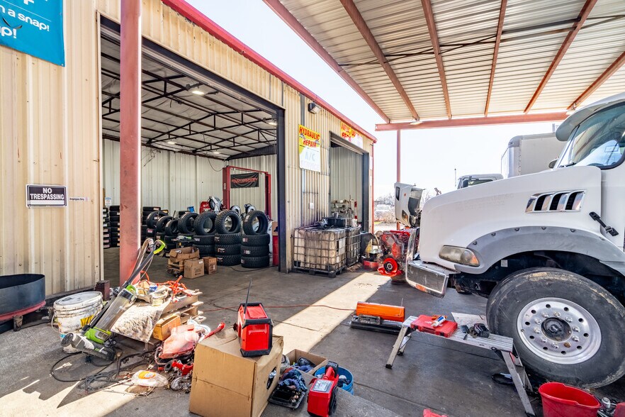 More Photos Of 305 W Simonds Rd, Seagoville Service For Lease