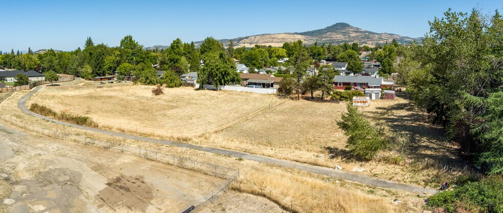 More Photos Of 1215 Covina Ave, Medford Land For Lease