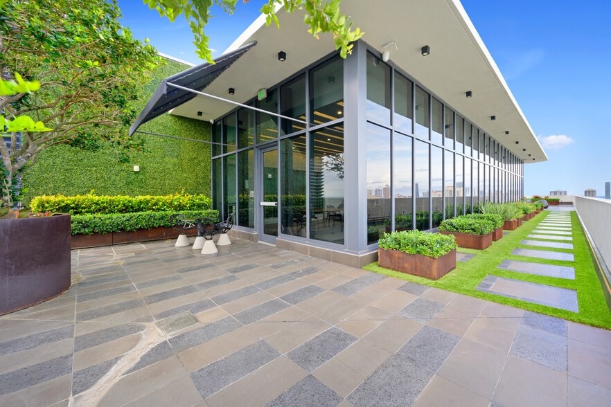 More Photos Of 19790 W Dixie Hwy, Aventura Office For Sale