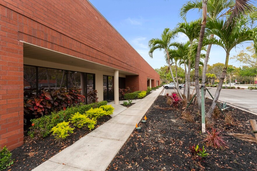 More Photos Of 2830 Winkler Ave, Fort Myers Office Residential For Lease