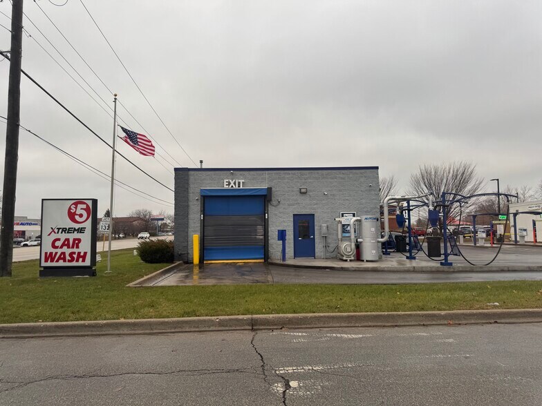 More Photos Of 527 N Green Bay Rd, Waukegan Carwash For Sale