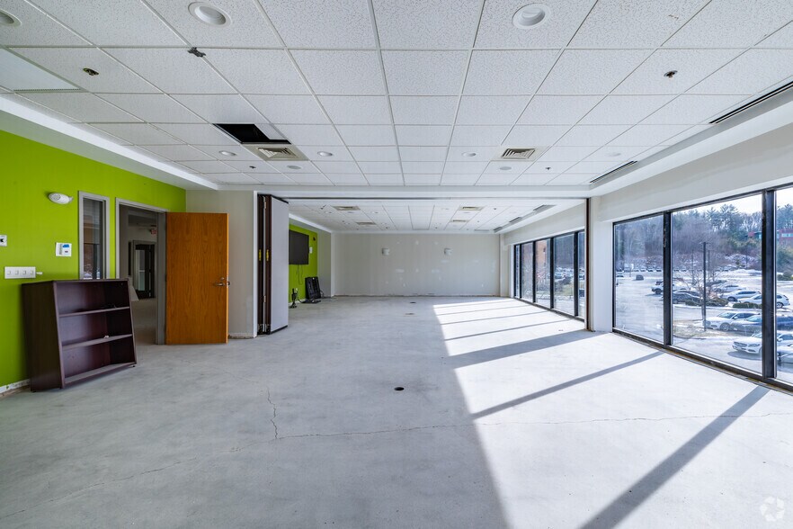 More Photos Of 118 Turnpike Rd, Southborough Office For Lease