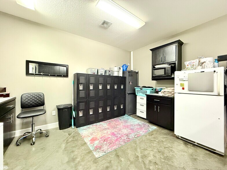 More Photos Of 1915 S Santa Fe Ave, Chanute Office For Sale