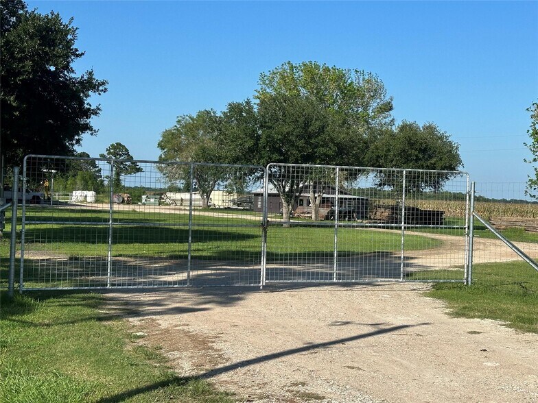 More Photos Of 1713 Meyer Rd, Beasley Light Distribution For Lease