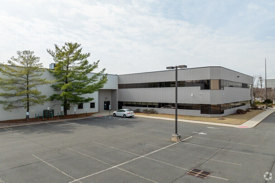 More Photos Of 400 Cottontail Ln, Somerset Warehouse For Lease