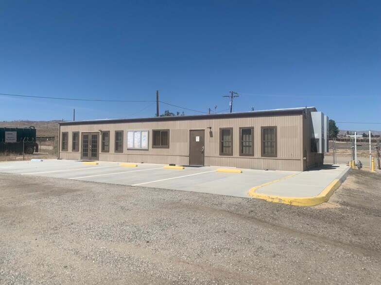Primary Photo Of 330 Industrial Way, Taft Warehouse For Lease