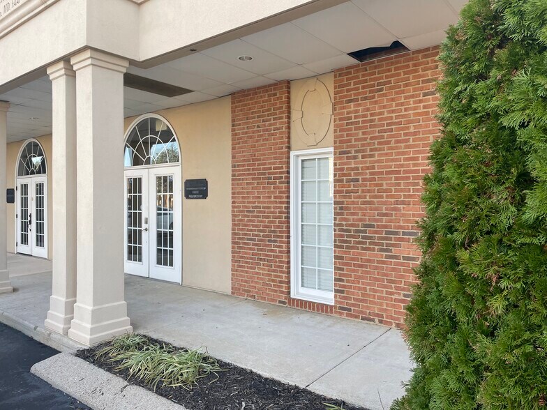 Primary Photo Of 6131 Shallowford Rd, Chattanooga Office For Sale